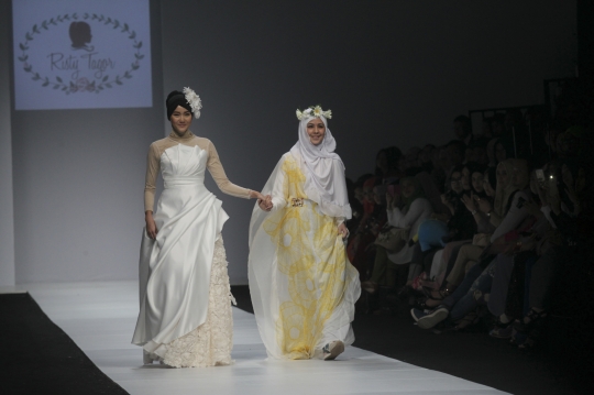 Gaya anggun busana muslim karya Zaskia Sungkar di JFW 2015