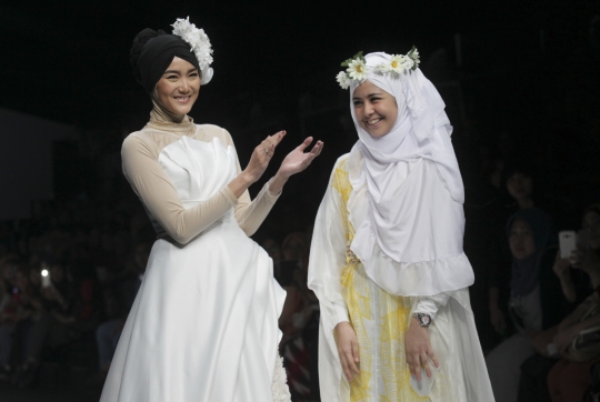 Gaya anggun busana muslim karya Zaskia Sungkar di JFW 2015