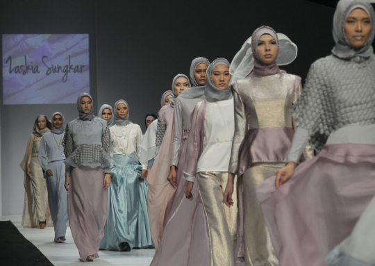 Gaya anggun busana muslim karya Zaskia Sungkar di JFW 2015