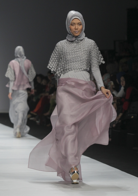 Gaya anggun busana muslim karya Zaskia Sungkar di JFW 2015