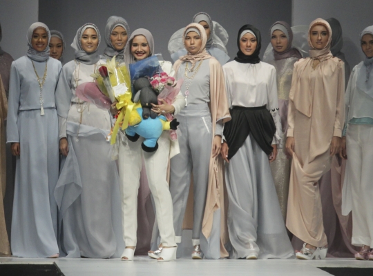 Gaya anggun busana muslim karya Zaskia Sungkar di JFW 2015