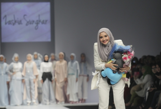 Gaya anggun busana muslim karya Zaskia Sungkar di JFW 2015