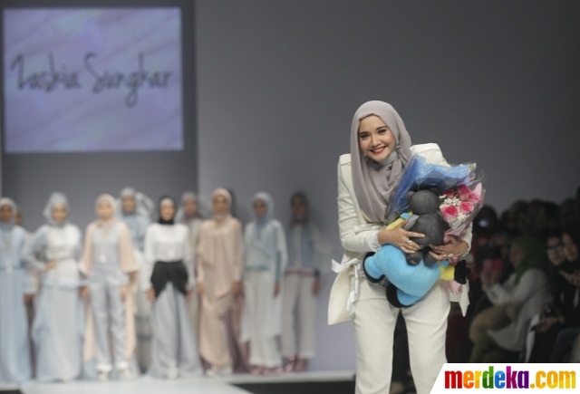 Foto : Gaya anggun busana muslim karya Zaskia Sungkar di 