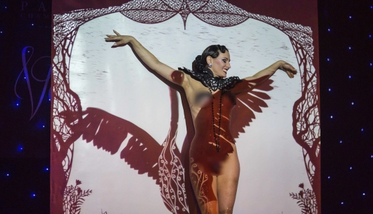 Aksi goyang erotis para penari Burlesque di Berlin