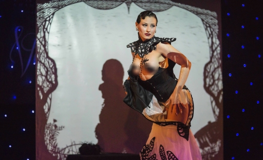 Aksi goyang erotis para penari Burlesque di Berlin