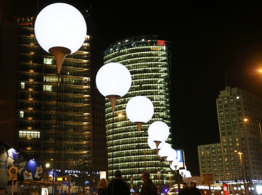 Ribuan lampu terangi peringatan runtuhnya tembok Berlin