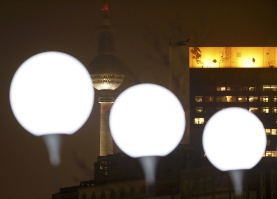 Ribuan lampu terangi peringatan runtuhnya tembok Berlin