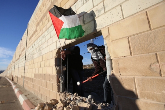 Peringati tembok Berlin, pemuda Palestina jebol batas Israel
