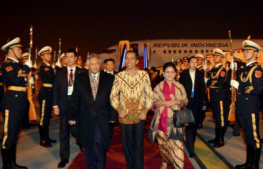 Senyum Presiden Jokowi saat tiba di Beijing