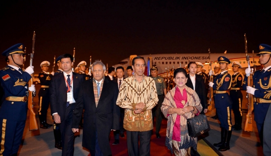 Senyum Presiden Jokowi saat tiba di Beijing