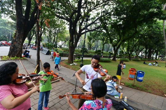 Aktivitas warga Ibu Kota nikmati Minggu pagi di Taman Suropati