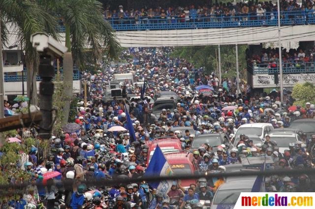 Foto Pawai juara ISL 2020 puluhan ribu Bobotoh birukan 