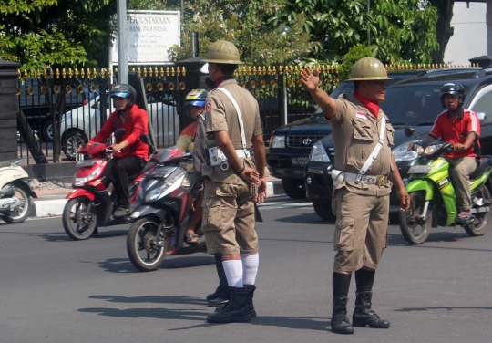 Hari Pahlawan, polisi lalu lintas Kediri berpakaian tempo dulu