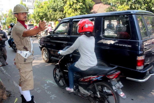 Hari Pahlawan, polisi lalu lintas Kediri berpakaian tempo dulu
