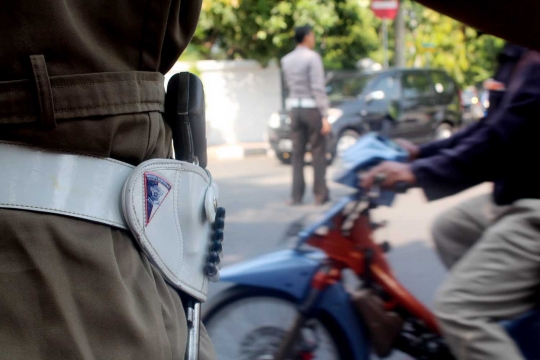 Hari Pahlawan, polisi lalu lintas Kediri berpakaian tempo dulu