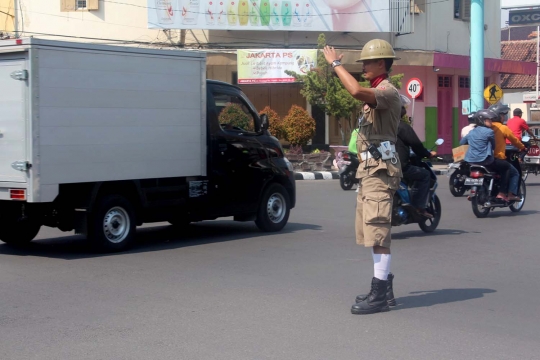 Hari Pahlawan, polisi lalu lintas Kediri berpakaian tempo dulu