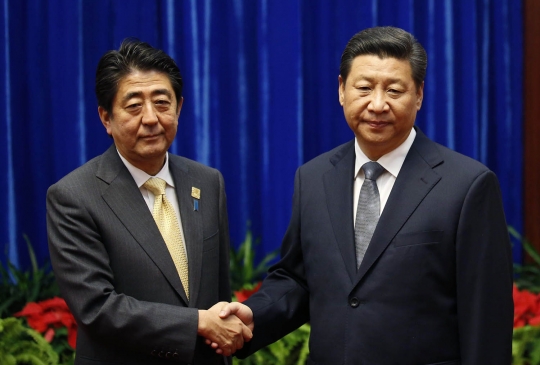 Wajah dingin Xi Jinping dan Shinzo Abe saat bertemu di APEC 2014