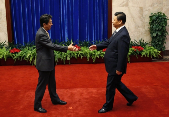 Wajah dingin Xi Jinping dan Shinzo Abe saat bertemu di APEC 2014