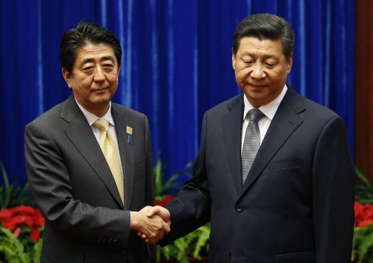 Wajah dingin Xi Jinping dan Shinzo Abe saat bertemu di APEC 2014