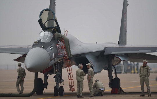 Aksi manuver jet tempur berbagai negara di Airshow China 2014