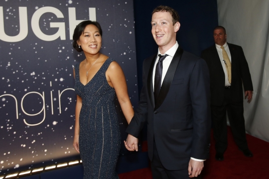 Hadiri acara di California, Bos Facebook gandeng mesra istrinya