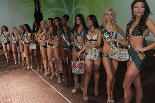 Gemulai para kontestan Miss Earth 2014 dalam balutan bikini