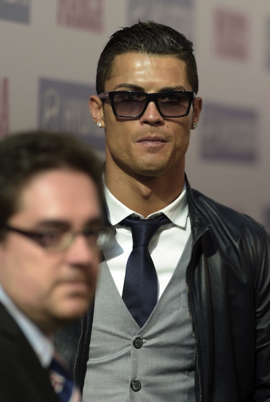 Cristiano Ronaldo raih trofi penghargaan striker terbaik