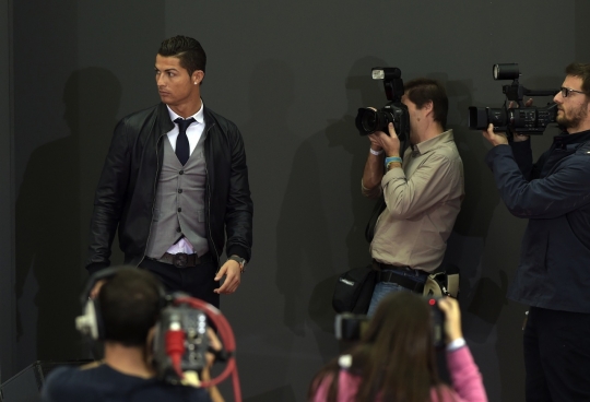 Cristiano Ronaldo raih trofi penghargaan striker terbaik