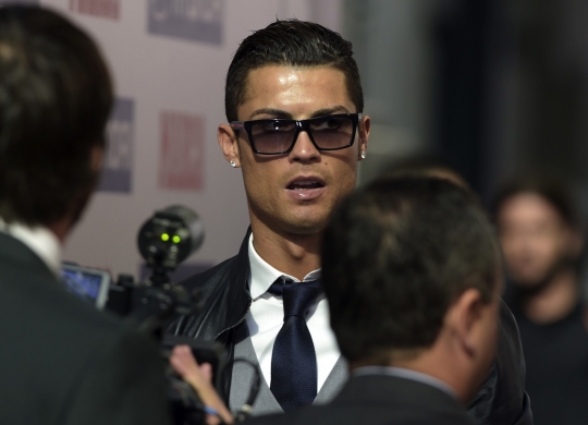 Cristiano Ronaldo raih trofi penghargaan striker terbaik