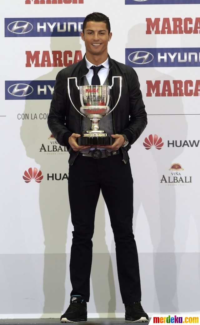 Foto : Cristiano Ronaldo raih trofi penghargaan striker ...