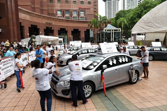 Serunya kompetisi menyentuh mobil terlama di Singapura