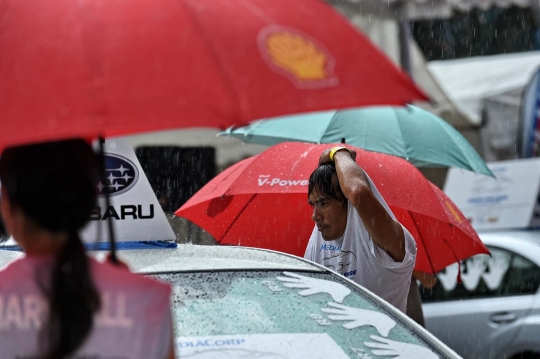 Serunya kompetisi menyentuh mobil terlama di Singapura