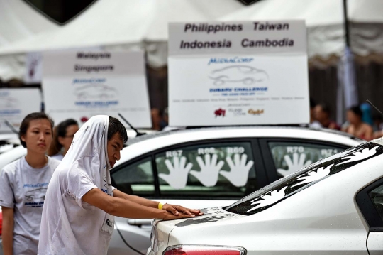 Serunya kompetisi menyentuh mobil terlama di Singapura