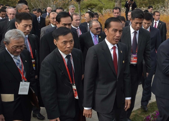 Gaya santai Jokowi bertemu pemimpin negara peserta APEC 2014