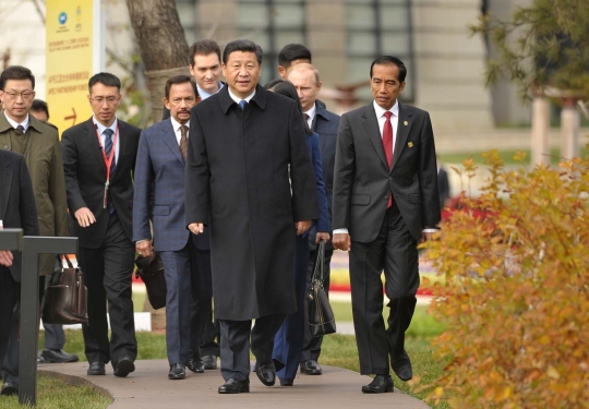 Gaya santai Jokowi bertemu pemimpin negara peserta APEC 2014
