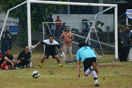 Kompaknya KIH dan KMP kalahkan wartawan saat tanding sepakbola