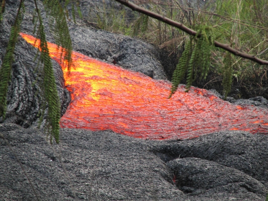 Aliran lahar panas Gunung Kilauea lahap rumah penduduk di Hawaii