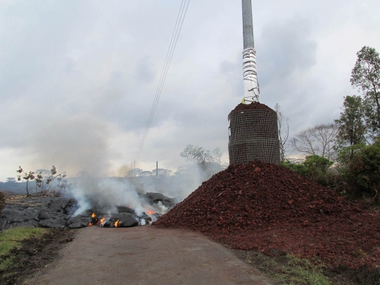 Aliran lahar panas Gunung Kilauea lahap rumah penduduk di Hawaii