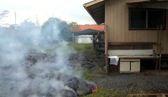 Aliran lahar panas Gunung Kilauea lahap rumah penduduk di Hawaii