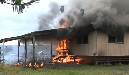 Aliran lahar panas Gunung Kilauea lahap rumah penduduk di Hawaii