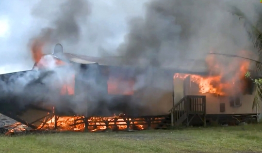 Aliran lahar panas Gunung Kilauea lahap rumah penduduk di Hawaii