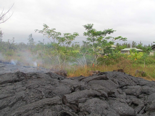 Aliran lahar panas Gunung Kilauea lahap rumah penduduk di Hawaii