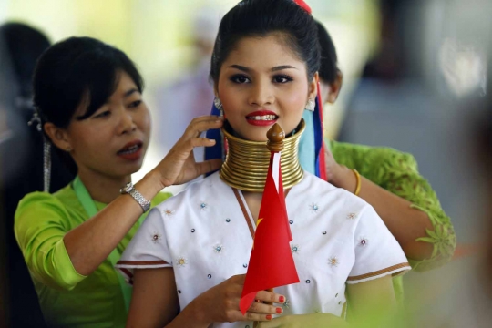 Wanita-wanita cantik meriahkan pembukaan KTT ASEAN Myanmar