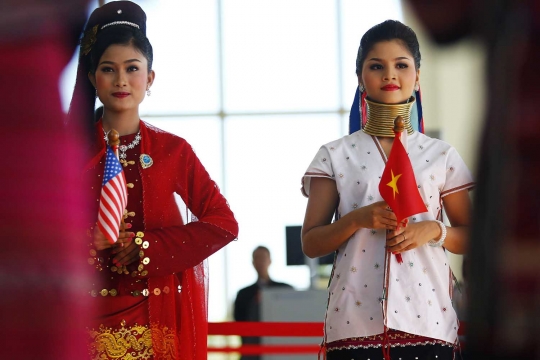 Wanita-wanita cantik meriahkan pembukaan KTT ASEAN Myanmar