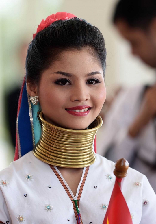 Wanita-wanita cantik meriahkan pembukaan KTT ASEAN Myanmar