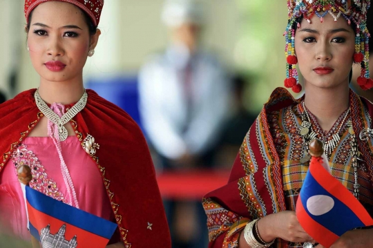 Wanita-wanita cantik meriahkan pembukaan KTT ASEAN Myanmar