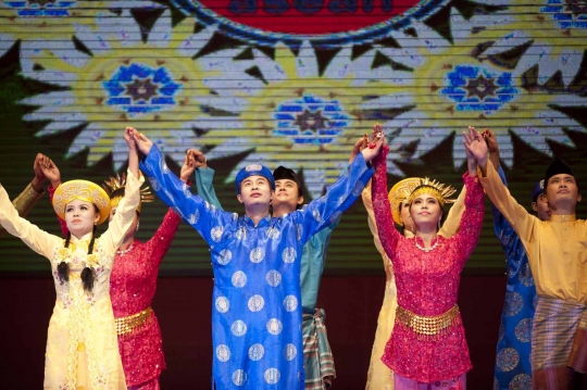 Wanita-wanita cantik meriahkan pembukaan KTT ASEAN Myanmar