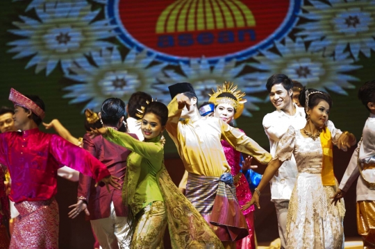 Wanita-wanita cantik meriahkan pembukaan KTT ASEAN Myanmar
