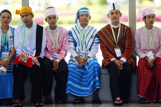Wanita-wanita cantik meriahkan pembukaan KTT ASEAN Myanmar
