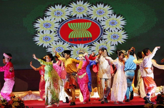 Wanita-wanita cantik meriahkan pembukaan KTT ASEAN Myanmar